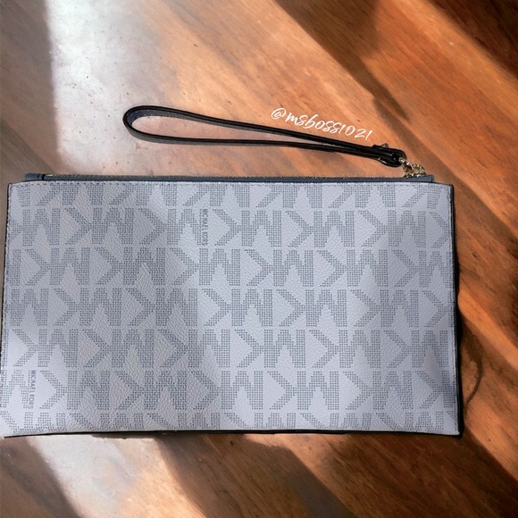 Michael Kors Pale Blue Large Zip Wristlet BRAND NEW - Picture 2 of 3